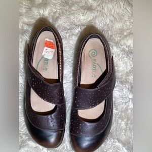 Naot aroha women’s brown leather Mary Jane shoes size 9
